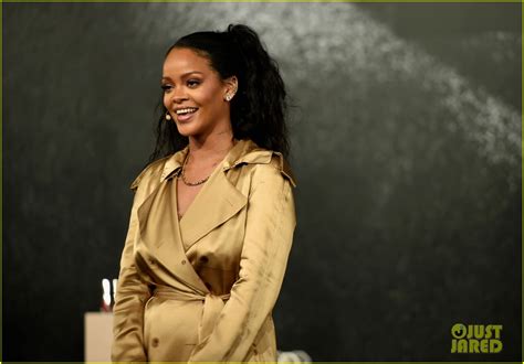 Rihanna Gives A Makeup Tutorial For Fenty Beauty Fans In