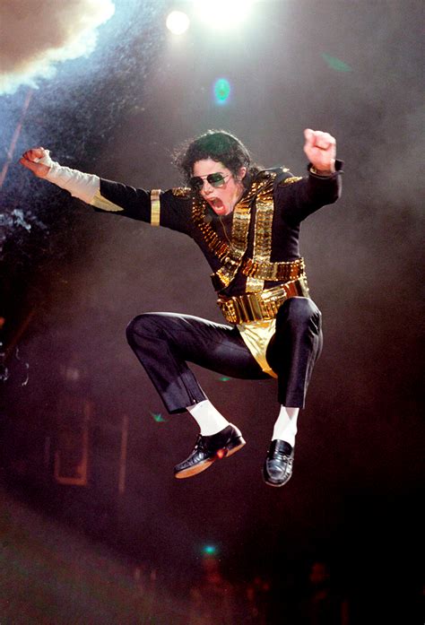 Michael Jackson Makes Stage Entrance During Dangerous World Tour