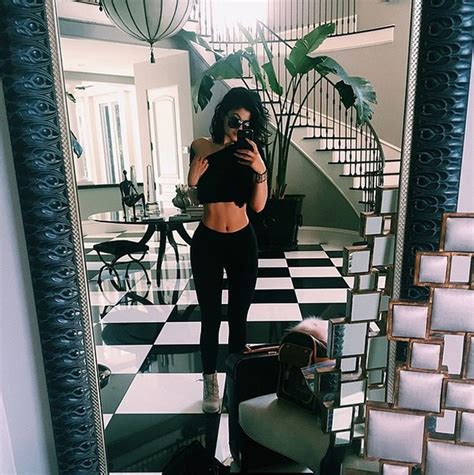 Kylie Jenner Surpreende Com Cinturinha Fina No Instagram Celebridades Vogue