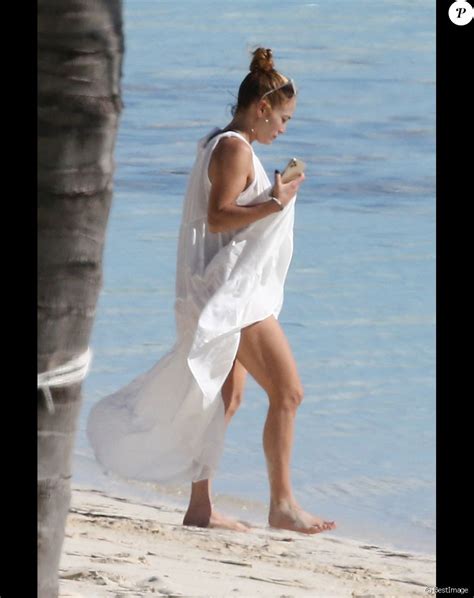 Diaporama Jennifer Lopez Maillot string et silhouette de rêve à la plage à ans Jennifer