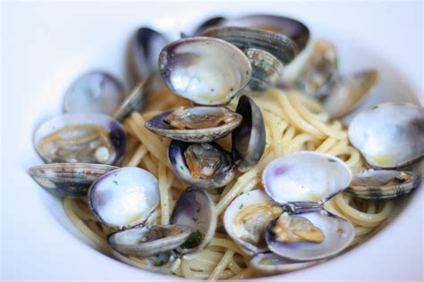 Spaghetti alle vongole con pesto di mandorle Spaghetti alle vongole - Cantina Do Spade