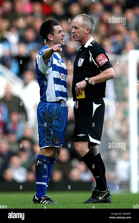 Readings Nicky Argues His Point To Referee Peter Walton Hi Res Stock