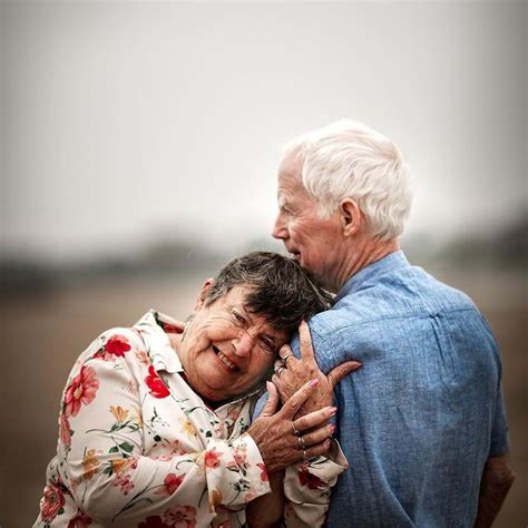 This Photographer Loves To Shoot Couples With Everlasting Love Old Couple Photography Older