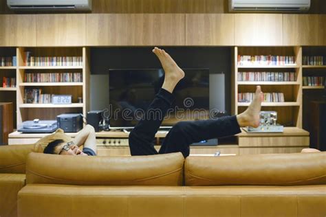 Asiatischer Mann Der Auf Sofa Im Wohnzimmer Nachts Legt Stockbild Bild Von Freizeit Bauch