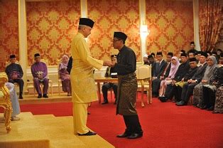 Ia selepas kemelut politik perak, iaitu kegagalan beliau mendapat majoiriti undi percaya, semalam. Perlantikan YAB Ahmad Faizal Bin Dato' Azumu, Menteri ...