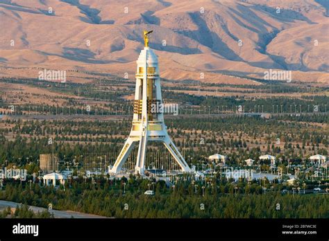 Monumento A La Neutralidad En Ashgabat Turkmenist N Construido Con