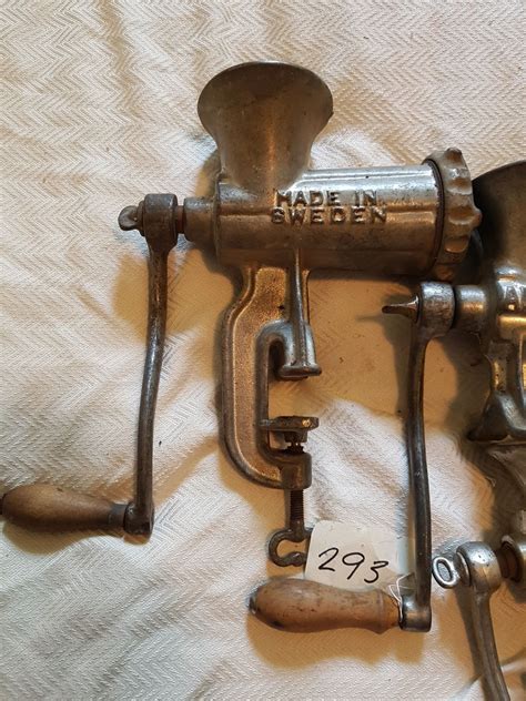 Nib vintage universal food chopper/ meat grinder. LOT OF 3 MEAT GRINDERS (VINTAGE)