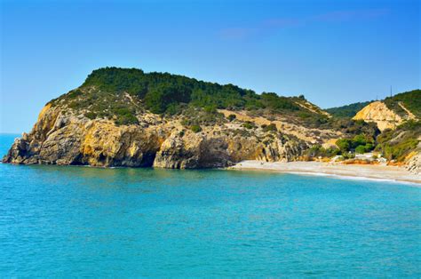 Die kilometerlangen strände barceloneta, icára und bogatell mit ihren belebten promenaden und wassersportangeboten befinden sich nur eine kurze fahrt mit der metro vom die strandhotels von barcelona bieten sich besonders für einen erholsamen und abwechslungsreichen familienurlaub an. Die 10 schönsten Strände Kataloniens | Katalonien Tourismus