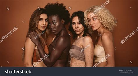 Photo De Stock Groupe De Femmes Diverses Debout Ensemble