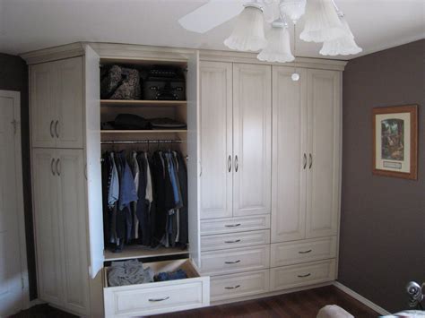 I know for sure that i could definitely be utilizing the space better. Built In Closets In Bedroom | Build a closet, Closet ...