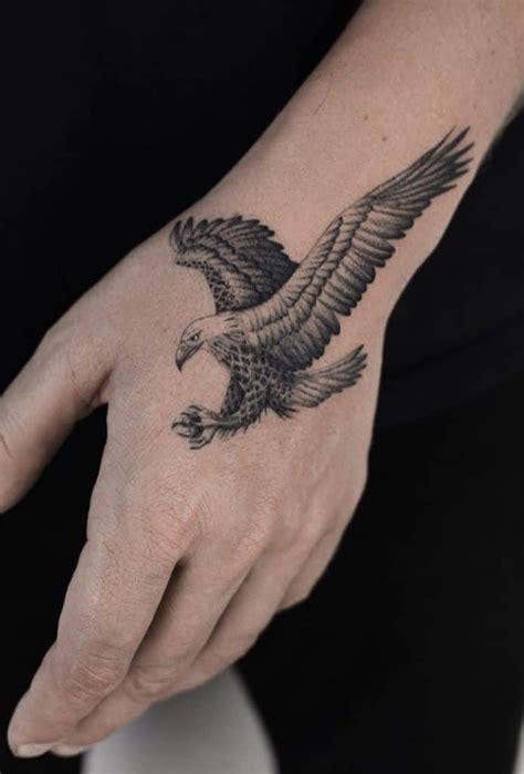 Tatuajes De águila Significado Y 100 Diseños únicos Hawk Tattoo
