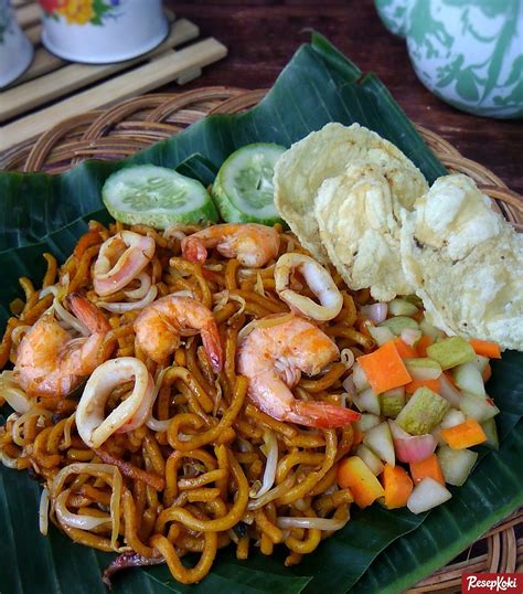 Pisang goreng ('fried banana' in indonesian/malay) is a fritter made by deep frying battered plantain in hot oil. Mie Goreng Aceh Seafood Sedap Praktis - Resep | ResepKoki