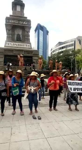 mujeres integrantes de los 400 pueblos protestan desnudas sobre el monumento a cuitláhuac en el