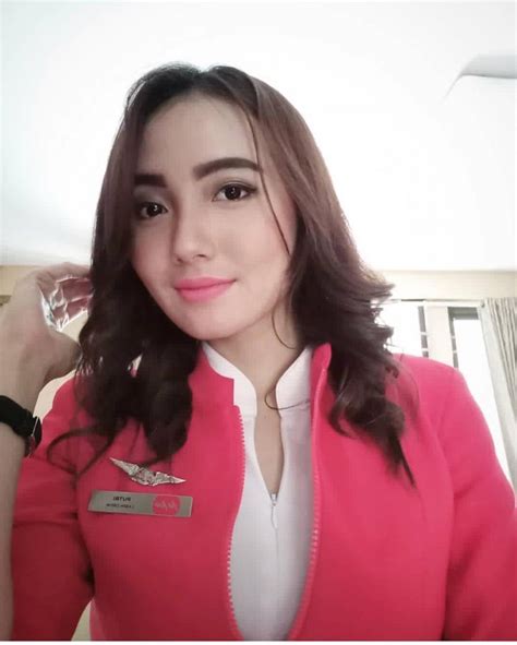 Cantiknya Pramugari Air Asia Ini Bikin Baper Para Netizen 女性 ファッション 客室乗務員