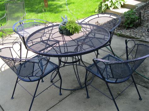 The perfect vintage armchairs for sale. GARAGE SALE GAL: Patio Set, Pretty Toes and Books!