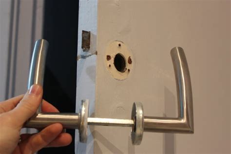 Maybe you would like to learn more about one of these? Brico : Changer une poignée de porte