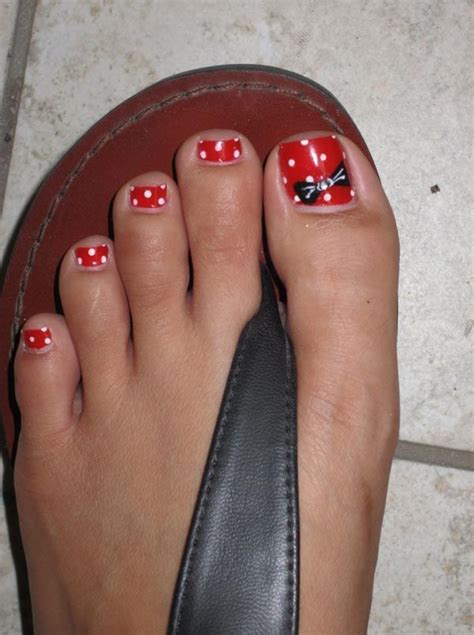 27 holiday fun designs for christmas toe nails be modish. 30 Best and Easy Christmas Toe Nail Designs - Christmas ...