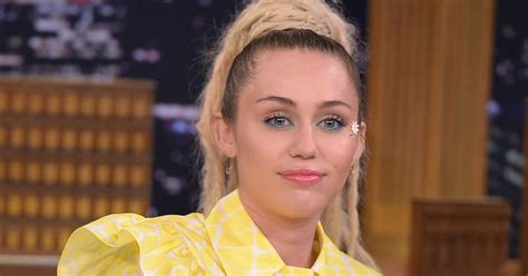 Miley Cyrus Breaks Down In Tears During Emotional Snl Performance
