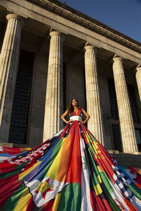 La Embajada De Los Países Bajos Presentó El Amsterdam Rainbow Dress Junto A Flor De La V