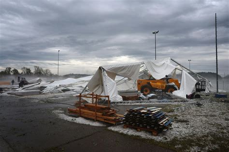 Unwetter In Bayern Windböe Erfasst Bierzelt Zwölf Menschen Verletzt