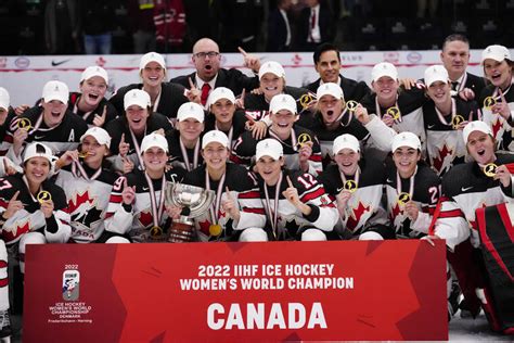 Canada Edges Us 2 1 To Win Womens Hockey Worlds West Hawaii Today