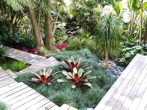 Beautiful And Refreshing Tropical Garden Landscaping Design Ideas 15