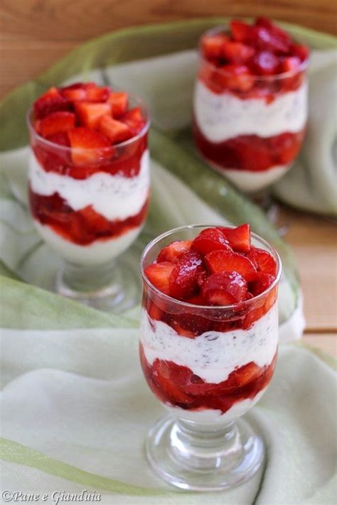 Mescolate lo yogurt greco e l'olio extravergine con energia servendovi di un cucchiaio e di una frusta. Bicchieri di yogurt greco con fragole e cocco | Pane e ...