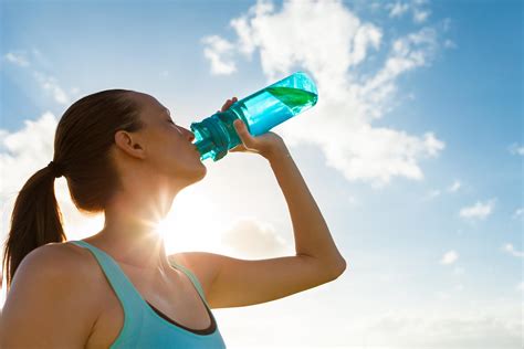 Prawdy i mity na temat picia wody Ile litrów wody powinno się pić dziennie PoradnikZdrowie pl