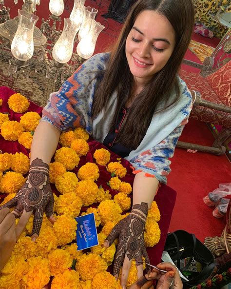 Kashif aslam inspired signature mehndi design|kashees mehndi. Beautiful Minal Khan with Family having Kashee's Signature ...
