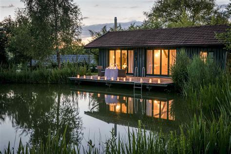 In der unteren etage ist der wohnraum mit sitzecke und esstisch, flachbild tv und einer eckcouch (nicht ausziehbar). Haus am See bei Nacht - Wainando Travel