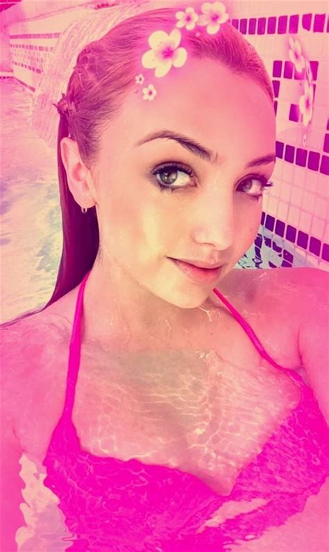 Tetona merilyn en un bikini rosado apretado Chicas desnudas y sus coños