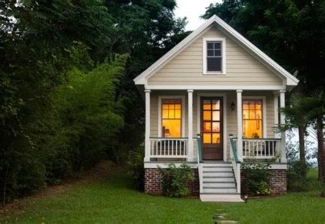 Meskipun rumah type 36 tergolong rumah berukuran kecil namun anda masih bisa memanfaatkan sisa lahan yang sedikit untuk membangun sebuah taman belakang dengan desain yang sederhana. Sweet Cottage at Dusk | Content in a Cottage