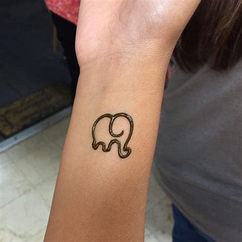 The henna tattoo will dry to a dark, crusty finish, then naturally fall off. 100 Easy and Simple Mehndi Designs with Images (With ...