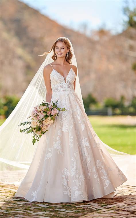 Und du hast ein tolles lächeln. Brautkleider Spitze | Im Hochzeitshaus findest du eine ...
