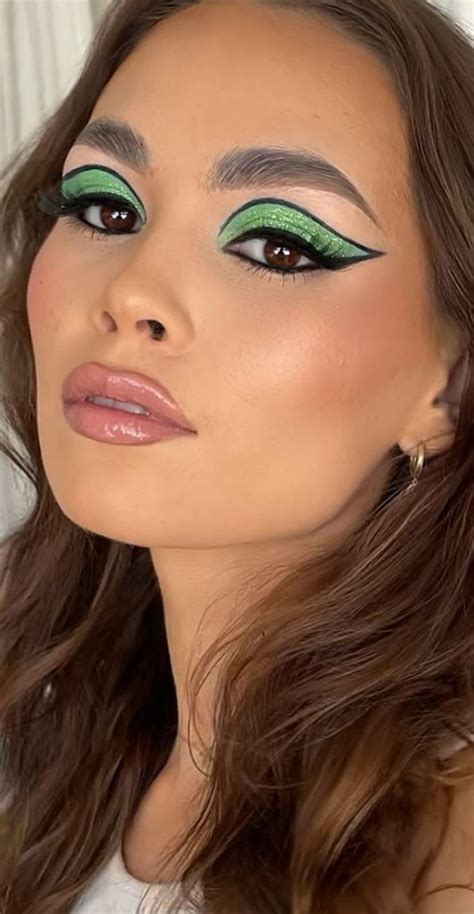 42 Summer Makeup Trends And Ideas To Look Out Shimmery Green And Graphic