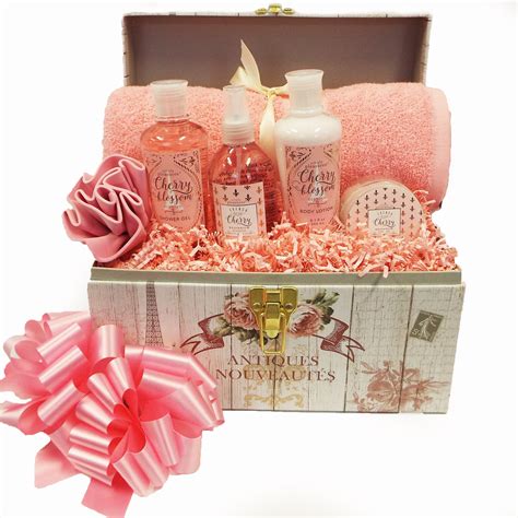 Ahead find more than 35 awesome mother's day gifts that include jewelry, sweets, tech, gift baskets and so much more. 10 Unique Mother Day Gift Basket Ideas 2021