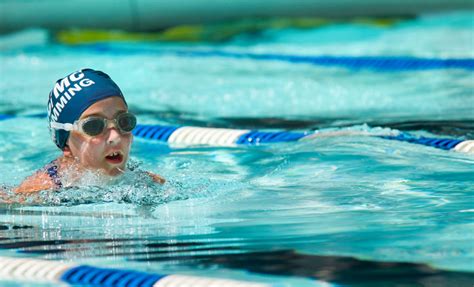 中游体育：如何通过正确的游泳姿势增大你的胸大肌
