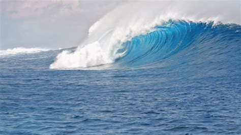 Download Free Hd Blue Sea Waves Desktop Wallpaper In 4k 0063