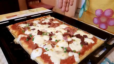 Questa fase dura altri 2/3 minuti (attenzione che non bruci)!! Pizza pasticciata cotto al forno - YouTube