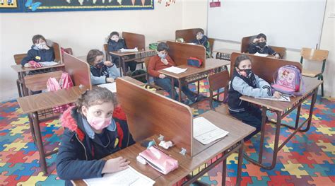 بدء عودة الطلاب إلى المدارس بعد عام على إغلاقها في الأردن الموقع