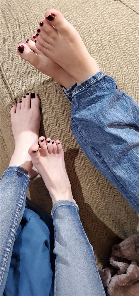 had a girls night with my bestie the other day i love her cute round toes 🖤 r verifiedfeet
