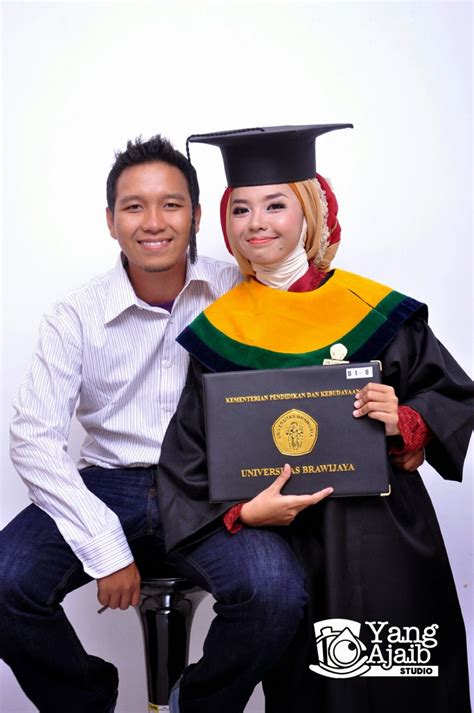 Mulai dari wisata alam, wisata edukasi, wisata belanja, hingga wisata kuliner. Yang Ajaib Studio Photovideography: Foto Wisuda Indoor Unik Bertema Couple