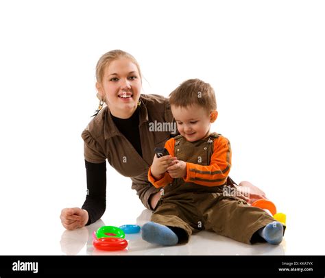 Madre E Hijo Jugando Juntos Aislado En Blanco Fotografía De Stock Alamy
