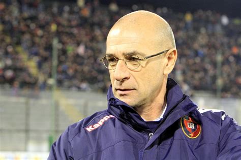 Ai rossoblù la vittoria manca dalla prima giornata, sono 5 i ko casalnghi di seguiti e la piazza occupata è l'ultima in. Esonerato Ballardini, possibile ritorno per Ficcadenti a ...