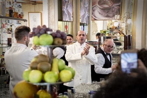 Un flash mob al Gran Caffè Gambrinus per celebrare la canzone napoletana