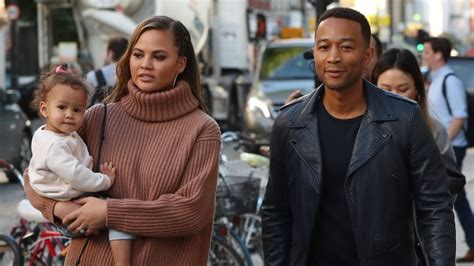 Chrissy Teigen Posted Luna S Hilarious Reaction To Meeting A Clown Life And Style