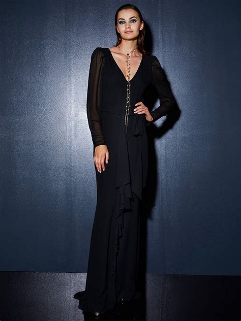 Tenete d'occhio però anche le promozioni che ci permettono di risparmiare sulle prossime stagioni. Abito lungo da sera e cerimonia Smart Couture Motivi Party Collection prezzo 299 euro