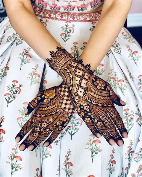 Simple Mehndi Design For Brides Who Like To Keep It Minimal Real
