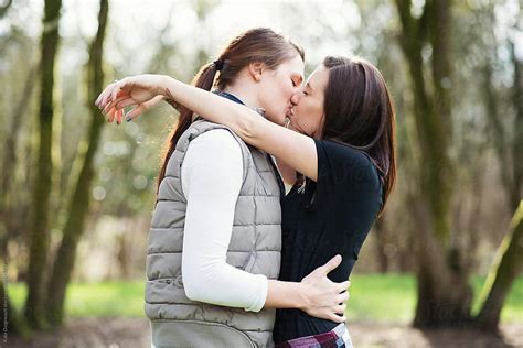 Atractiva Pareja De Lesbianas Jóvenes Se Besan En El Parque Por Kate Ames Beso Lésbico Fondo De