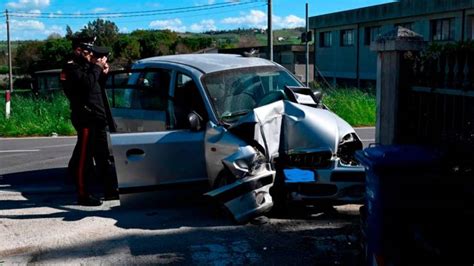 Castrocaro Incidente Con Lauto Contro Muretto Grave Il Conducente